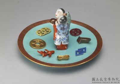 图片[2]-Incense stick holder in the shape of the Twin Immortals of Union and Harmony with the Eight Treasures in famille rose on a green ground, Qing dynasty, Qianlong reign (1736-1795)-China Archive